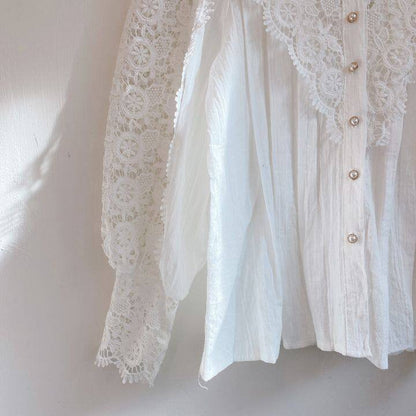 Weiße Damenbluse mit Spitzenärmeln, Knopfleiste, elegantes Design, Baumwolle, Vintage-Stil.