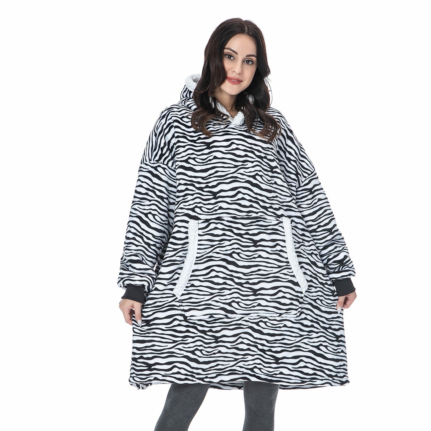 Frau trägt schwarz-weiß gestreiften Oversize-Hoodie, gemütlich, modisch, warm, Winterkleidung.