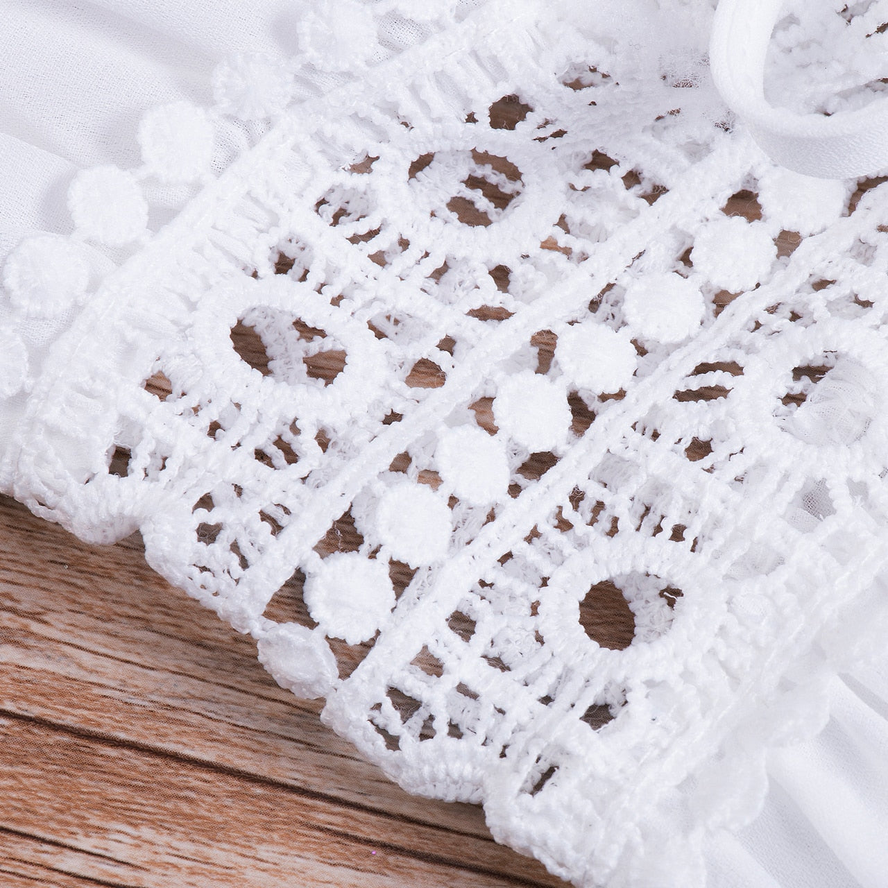 Langes Strandkleid mit Spitzen-Details und Schleifenverschluss – Elara