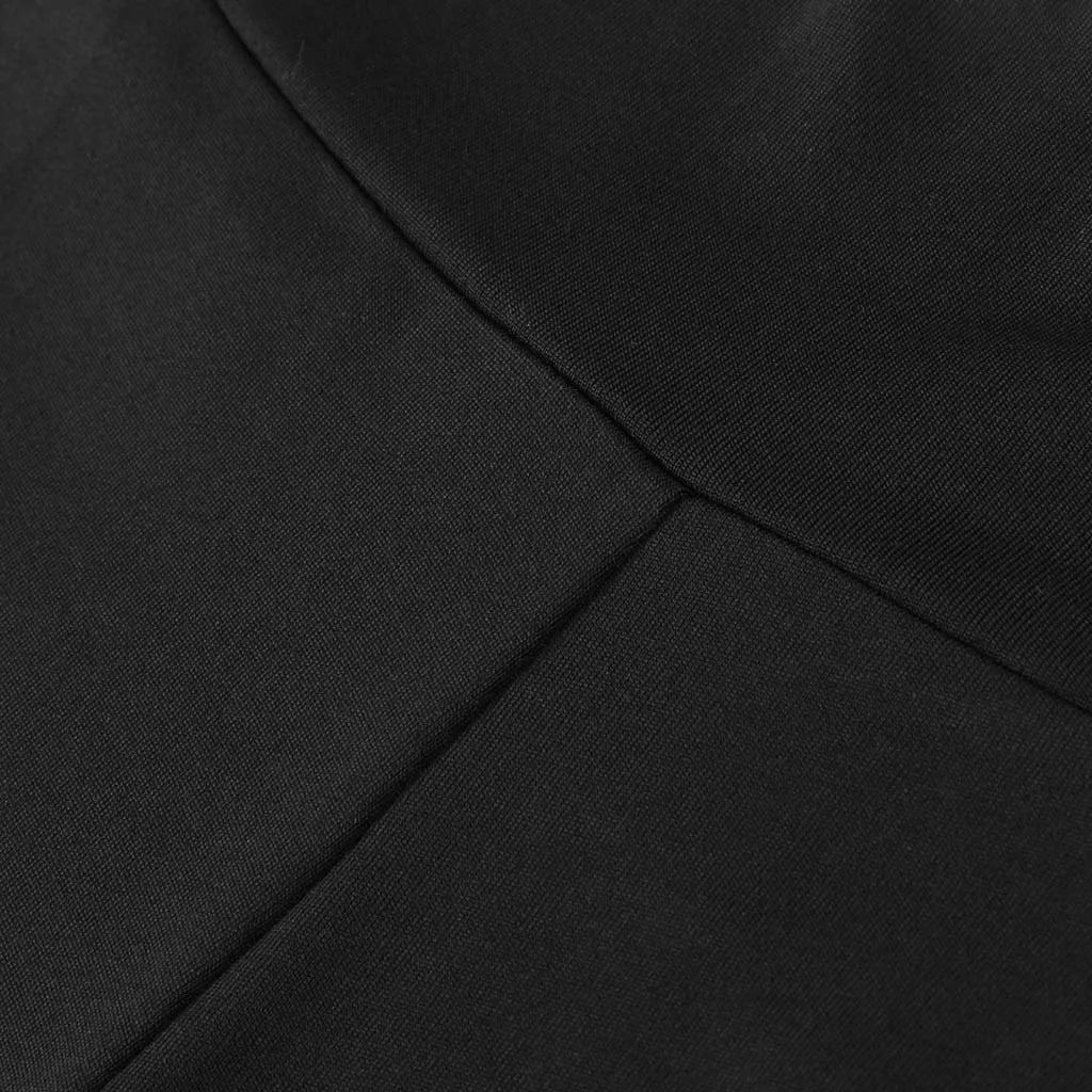 Schwarzer Stoff, Nahaufnahme, glatte Textur, hochwertiges Material, Mode, Bekleidung.