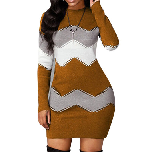 Damen Strickkleid, braun-grau, Zickzackmuster, langärmelig, figurbetont, modisch.