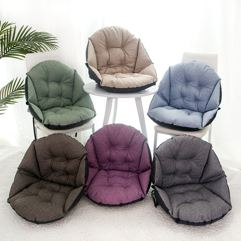 Sechs bunte, gepolsterte Sitzkissen auf Stühlen, ideal für Wohnzimmer oder Büroeinrichtung.