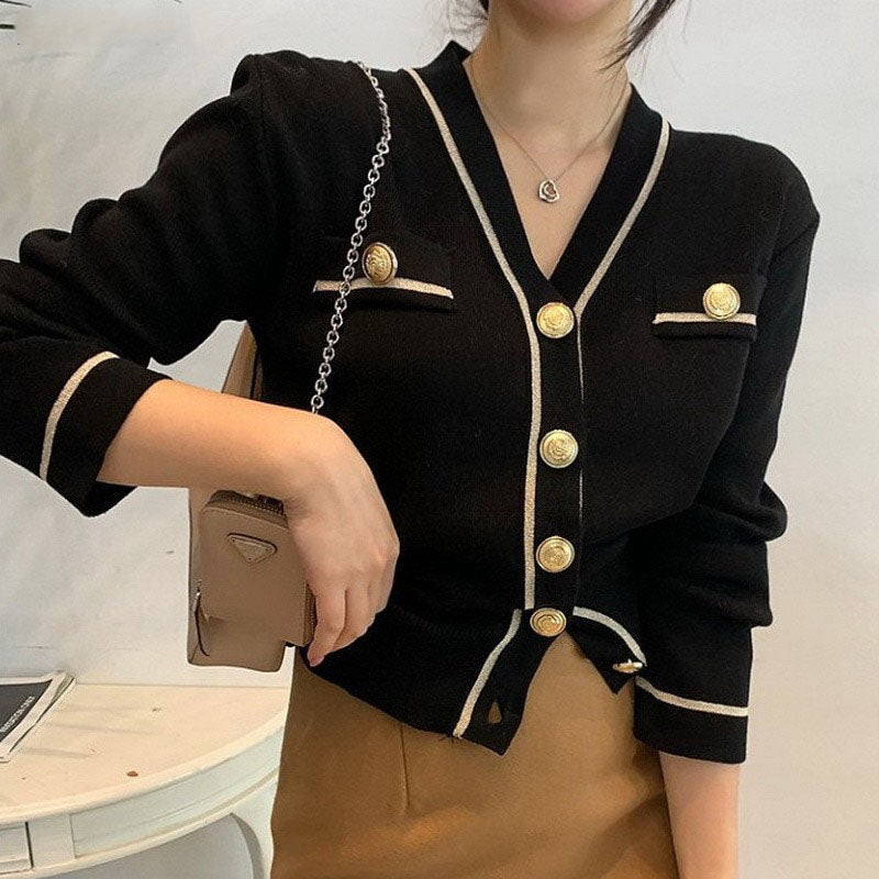 Damen Strickjacke schwarz mit goldenen Knöpfen, elegantes Design, Herbstmode, V-Ausschnitt.