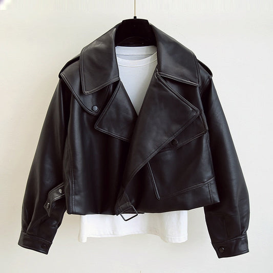Schwarze Lederjacke Damen, oversized, mit breitem Kragen, modisch, lässig, Herbstmode.