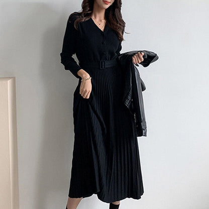 Damenmode: Schwarzes, langes, plissiertes Kleid mit Gürtel, elegantes Design, Herbstkleidung.