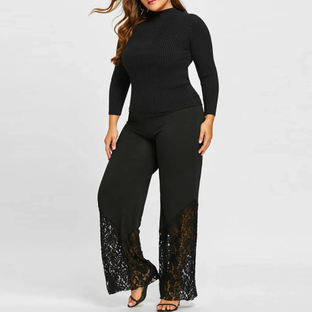 Frau in schwarzem Strickpullover und Spitzenhose, elegante Damenmode, Herbstoutfit.