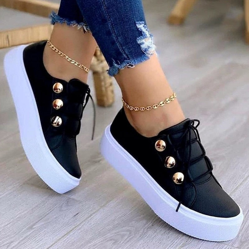 Schwarze Damen-Sneaker mit Plateau, goldene Knöpfe, Jeans, modisch, bequem.