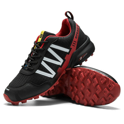 Schwarzer und roter Trailrunning-Schuh mit rutschfester Sohle, ideal für Outdoor-Aktivitäten.