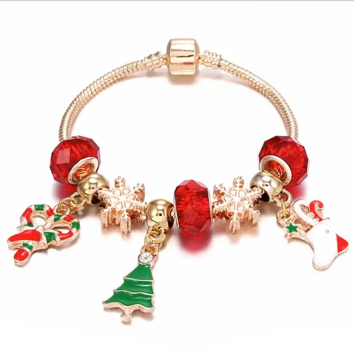 Weihnachtsarmband mit roten Perlen, goldenen Schneeflocken und festlichen Anhängern.