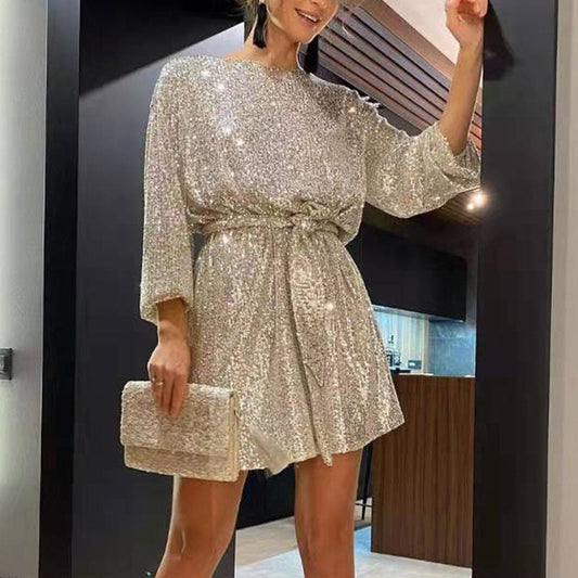 Funkelndes silbernes Paillettenkleid mit Gürtel, Damenmode, elegantes Abendoutfit.