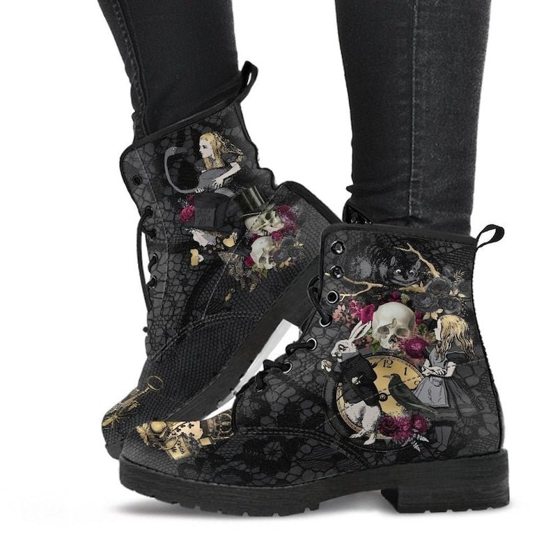 Schwarze Gothic-Stiefel mit Totenkopf- und Rosenmuster, Damenmode, Vintage-Stil.