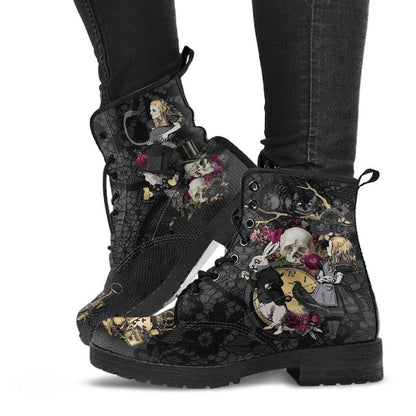 Schwarze Gothic-Stiefel mit Totenkopf- und Rosenmuster, Damenmode, Vintage-Stil.
