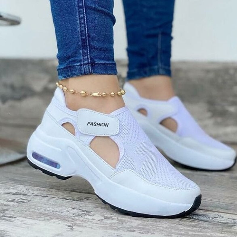 Weiße Damen-Sneaker mit Plateau, atmungsaktiv, modisch, ideal für Freizeit und Sport.