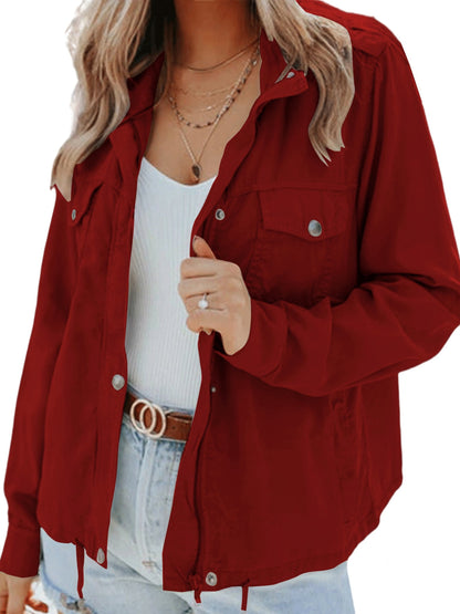 Frau in roter Jacke, weißem Top und Jeans, modisch, lässig, Damenmode, Herbstoutfit.