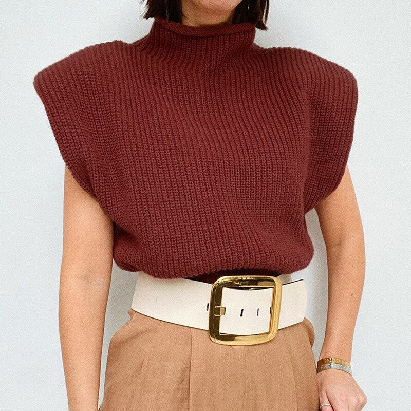 Frau in rotem Strickpullover mit Rollkragen und breitem Gürtel, modisch, elegant, Herbstmode.
