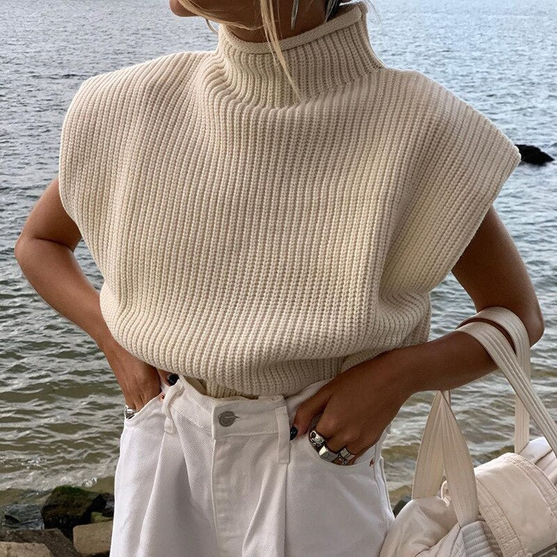 Damen Strickpullover ärmellos beige Rollkragen modisch am Seeufer