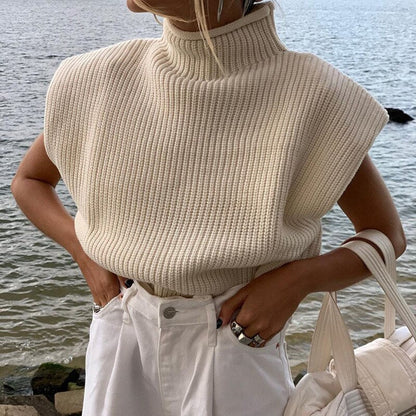Damen Strickpullover ärmellos beige Rollkragen modisch am Seeufer