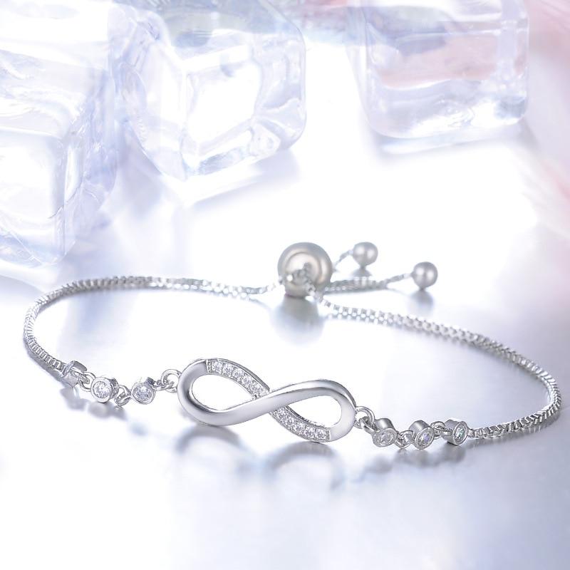 Silbernes Unendlichkeit-Armband mit Zirkonia-Steinen, verstellbar, elegantes Schmuckdesign.