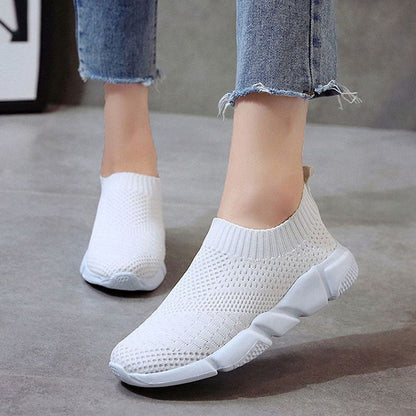 Weiße Damen-Sneaker aus Strickstoff, atmungsaktiv, rutschfeste Sohle, modisch, bequem.
