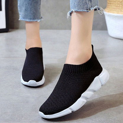 Schwarze Damen-Sneaker aus Strickstoff, rutschfeste Sohle, modisch, bequem, lässig.