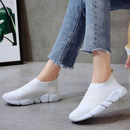 Weiße Damen-Sneaker aus Strickstoff, bequem, modisch, ideal für Freizeit und Sport.