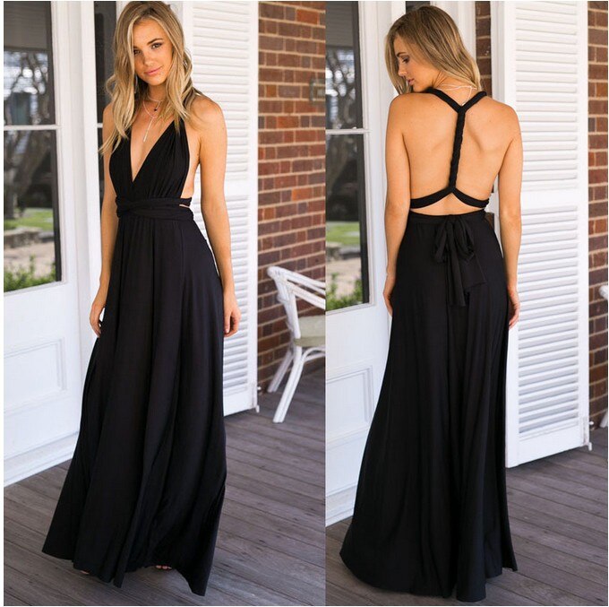 Frau in elegantem, schwarzem Abendkleid mit tiefem Rückenausschnitt auf Veranda.