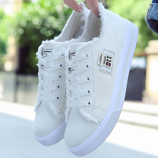 Weiße Damen-Sneaker aus Canvas, lässig, mit Fransen, ideal für Sommermode.