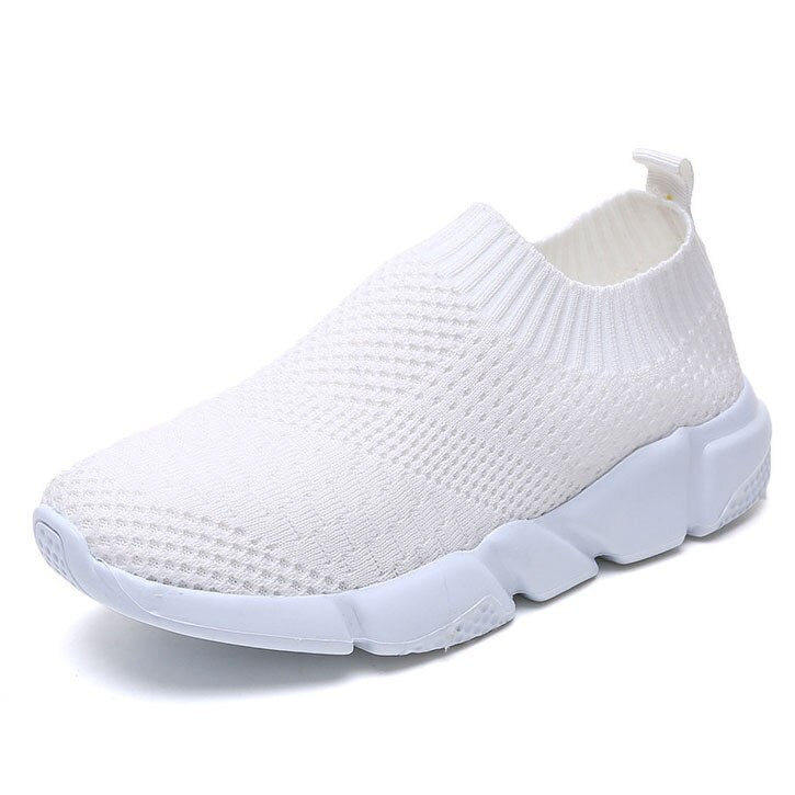 Weiße Slip-On-Sneaker aus Strickstoff, atmungsaktiv, rutschfest, für Damen und Herren.