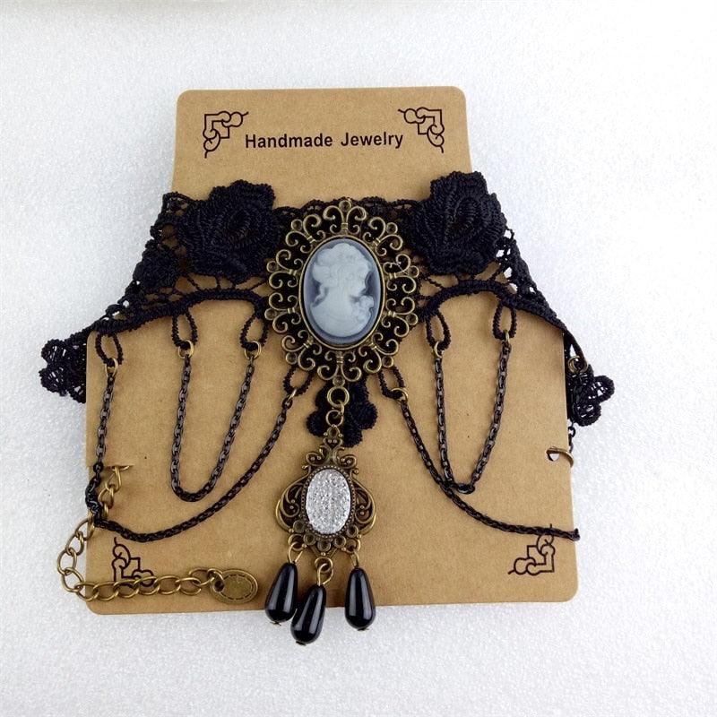 Schwarzes Spitzenarmband mit Kamee-Anhänger, handgefertigter Schmuck, Vintage-Stil.