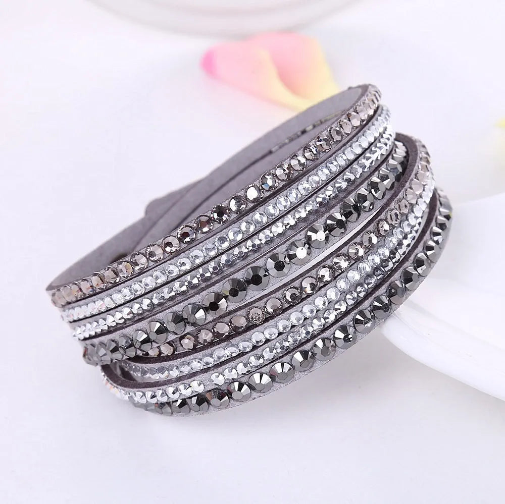 Mehrschichtiges Armband aus Leder mit schwarzen und silbernen Kristallen, modisches Accessoire.