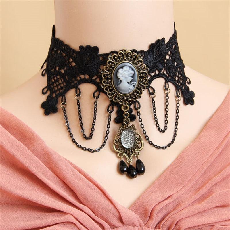 Schwarzes Spitzenhalsband mit Kamee-Anhänger, viktorianischer Stil, Damenmode, Schmuckaccessoire.