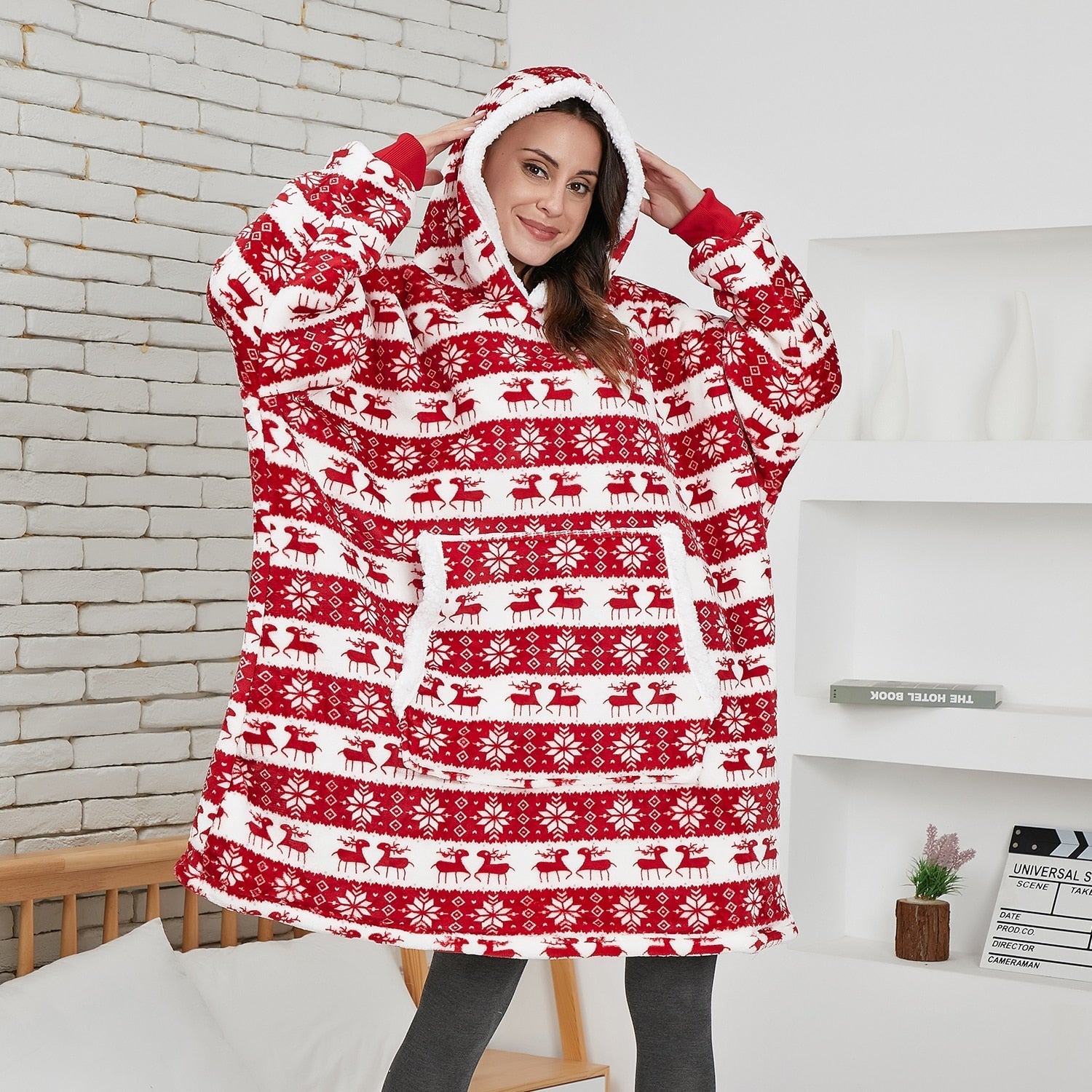 Frau in rotem Rentier-Sweatshirt mit Kapuze, gemütlich, Wintermode, Wohnzimmer.