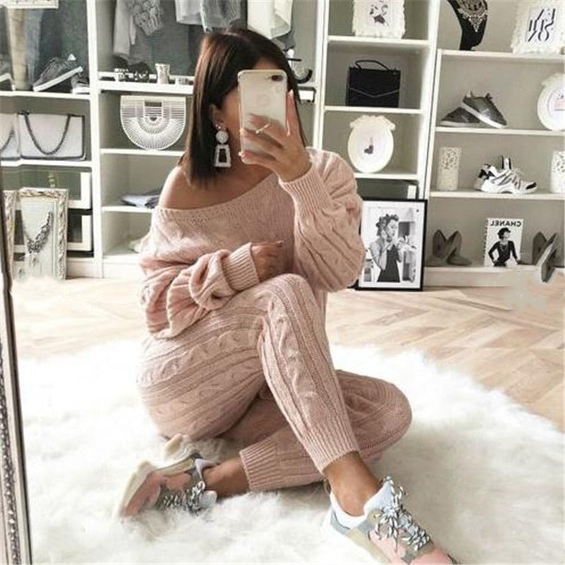 Frau in rosa Strickpullover und Hose, Selfie, modische Sneakers, modernes Wohnzimmer.