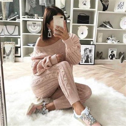 Frau in rosa Strickpullover und Hose, Selfie, modische Sneakers, modernes Wohnzimmer.