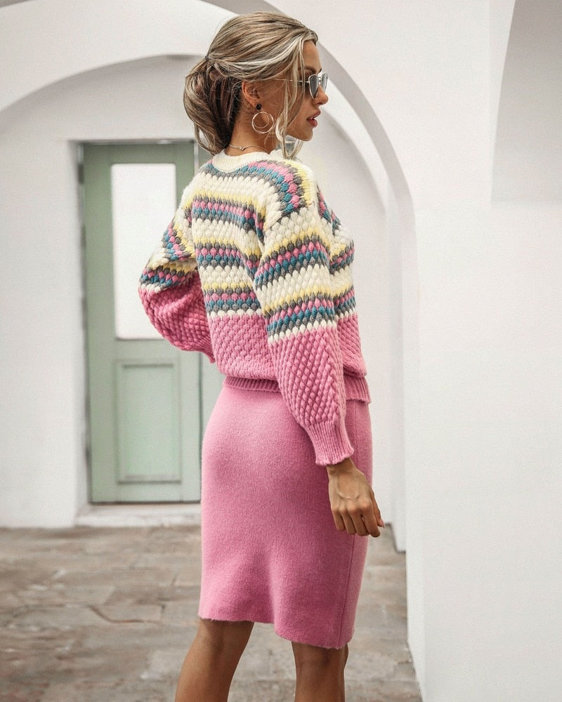 Frau in rosa Strickkleid und Pullover, modisch, elegant, Herbstmode, draußen, seitlich.