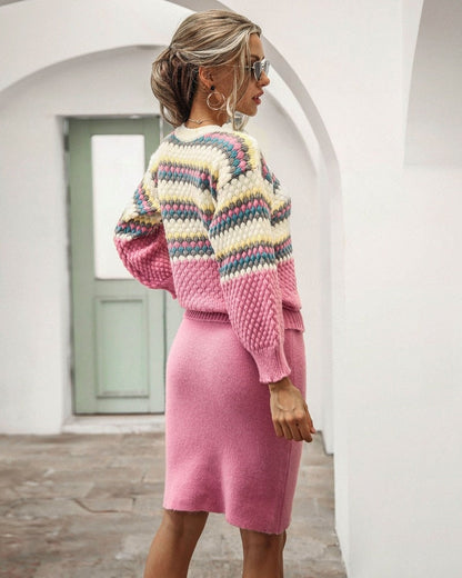 Frau in rosa Strickkleid und Pullover, modisch, elegant, Herbstmode, draußen, seitlich.