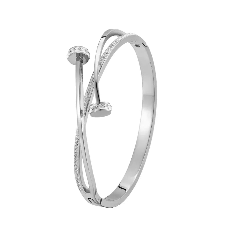 Silbernes Armreif mit Kristallen, elegantes Design, Schmuck für Damen, modisches Accessoire.