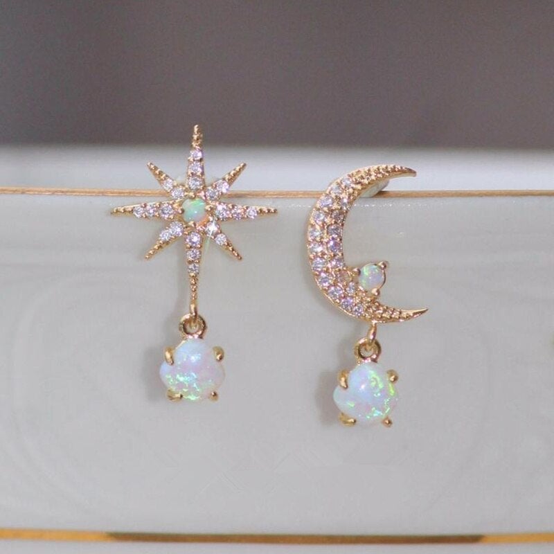 Goldene Ohrringe mit Stern- und Mondmotiv, Opalsteinen, funkelnd, modisch, Damen-Schmuck.
