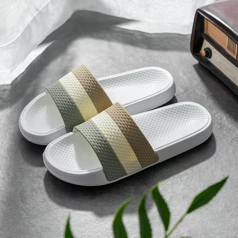 Weiße Badeschlappen mit gestreiftem Riemen, rutschfest, unisex, Badezimmer, Sommermode.