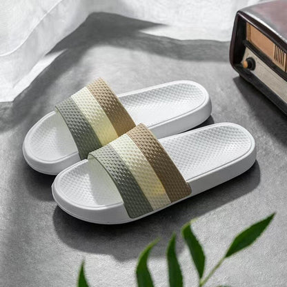 Weiße Badeschlappen mit gestreiftem Riemen, rutschfest, unisex, Badezimmer, Sommermode.