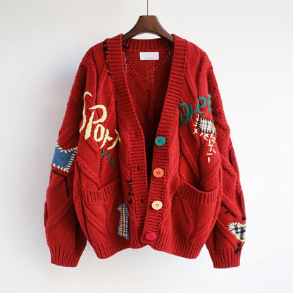 Roter Strickcardigan mit bunten Knöpfen und Stickereien, Damenmode, Herbst/Winter.