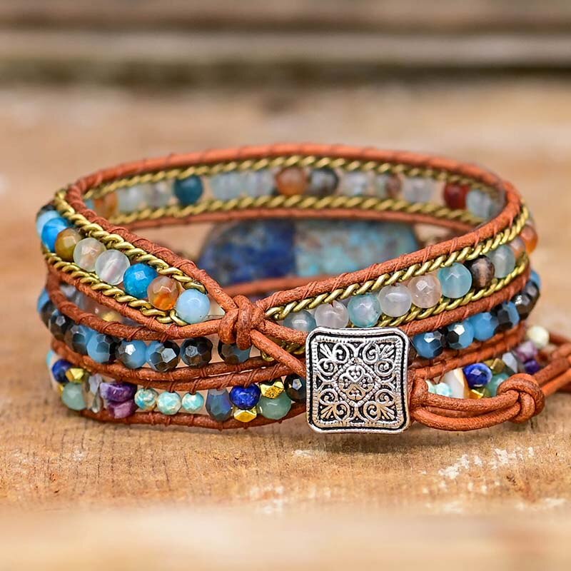 Mehrfarbiges Lederarmband mit Edelsteinen und verziertem Metallverschluss, handgefertigt.