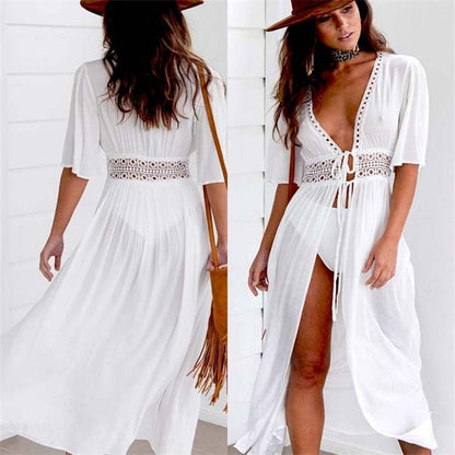 Frau in weißem Strandkleid mit Häkelspitze, Sommermode, Boho-Stil, Damenbekleidung.