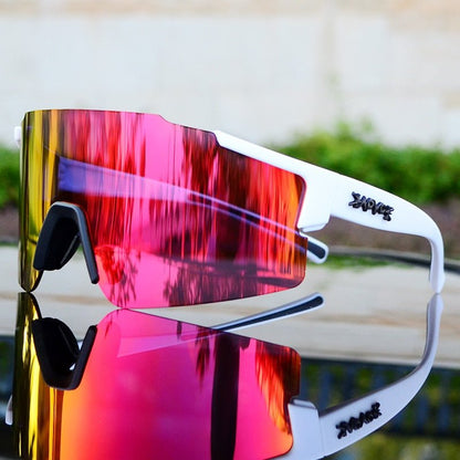 Weiße Sportsonnenbrille mit roten verspiegelten Gläsern, ideal für Radfahren und Outdoor-Aktivitäten.