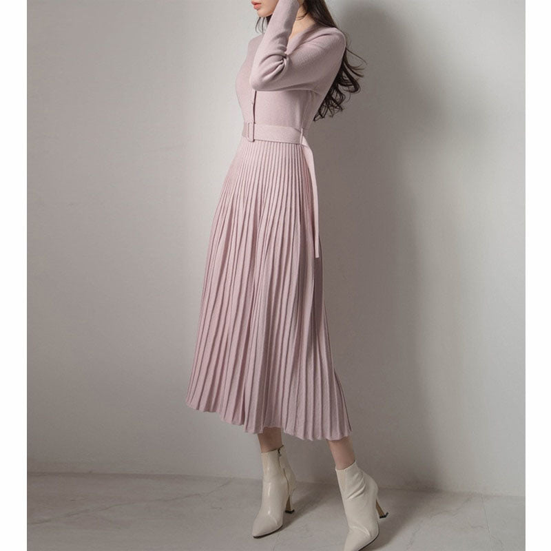 Damen Strickkleid rosa, langärmelig, plissiert, mit Gürtel, elegant, Herbstmode.