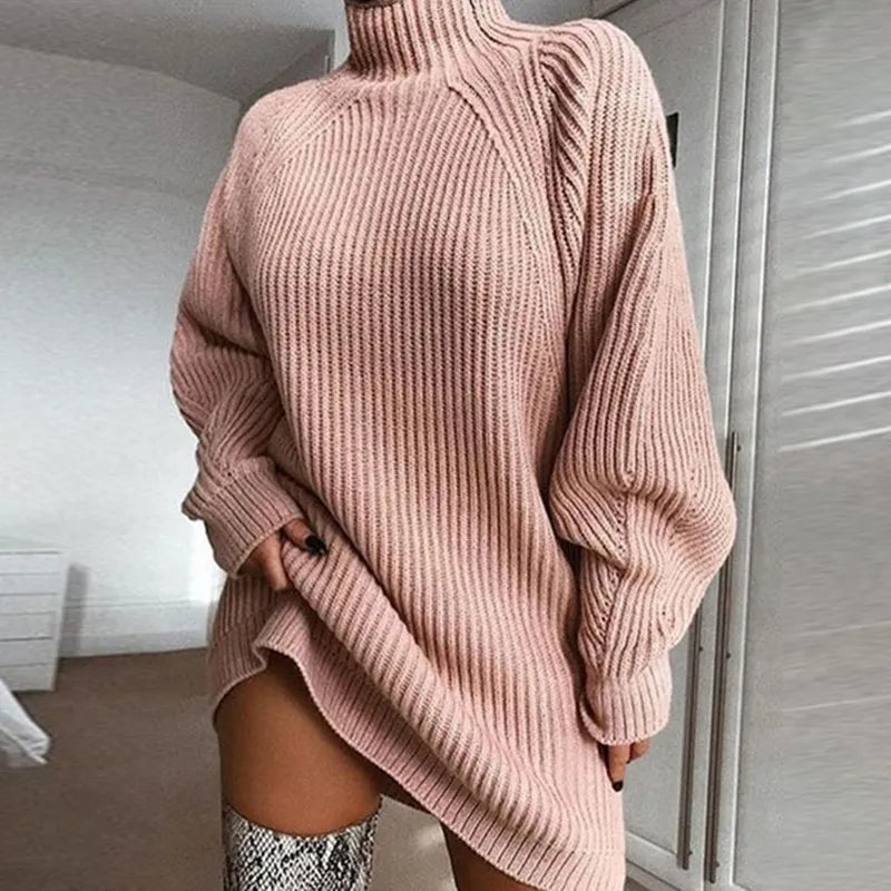 Frau in rosa Strickpullover, Rollkragen, lässig, modisch, Herbstmode, gemütlich, Oversize-Look.