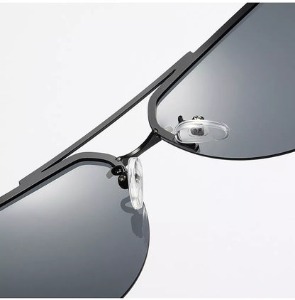 Sonnenbrille mit schwarzem Metallrahmen, verspiegelte Gläser, modisches Accessoire, Unisex.
