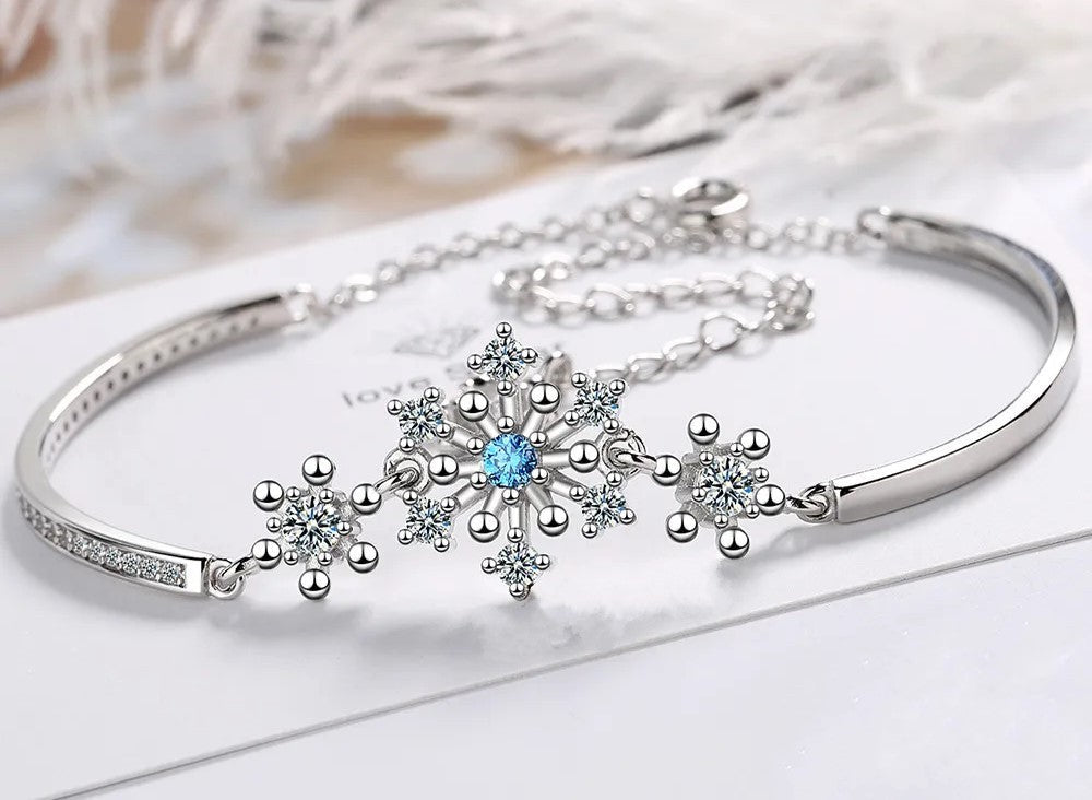 Silbernes Schneeflocken-Armband mit blauen Kristallen, Damen-Schmuck, elegantes Design.