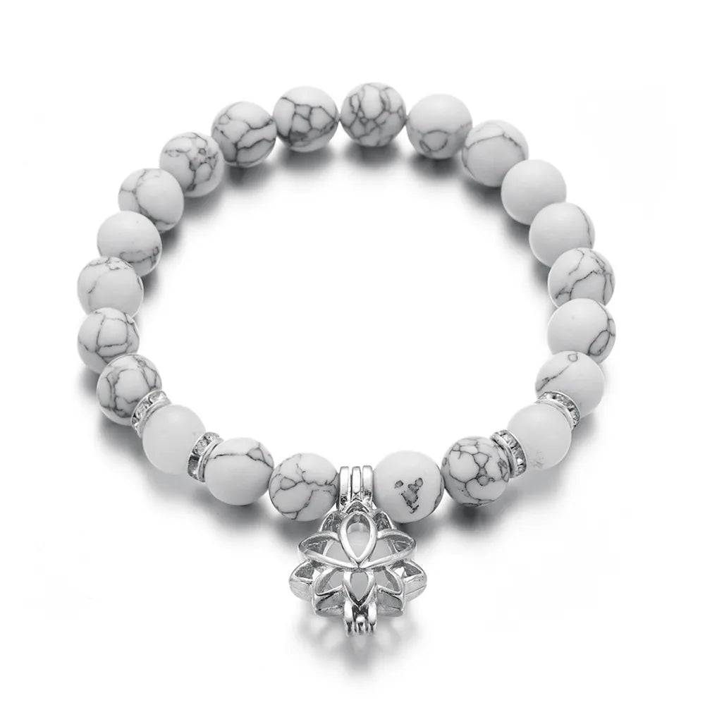 Weißes Howlith-Armband mit silbernem Lotus-Anhänger, Edelstein-Schmuck, elastisch.