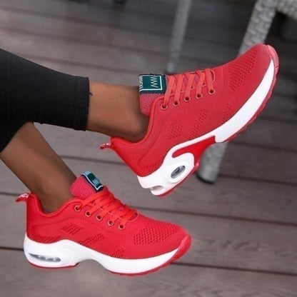 Rote Damen-Sneaker, atmungsaktiv, sportlich, bequem, mit weißer Sohle, ideal für Freizeit.